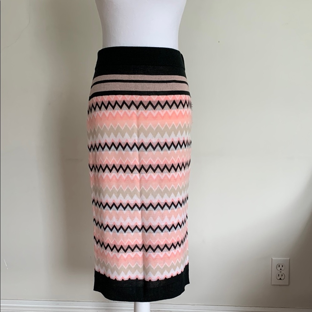 Chic Zigzag Patterned Pink and Black Skirt. Size M.